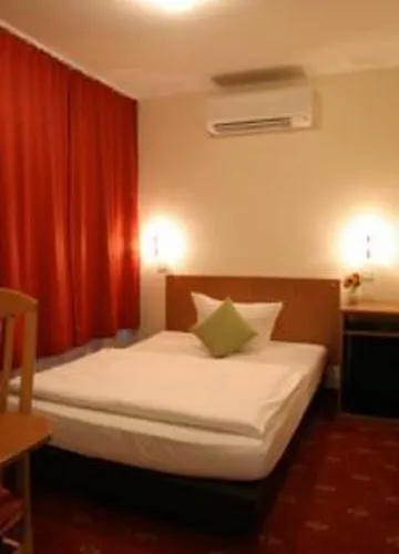 Hotell Domstern 3*