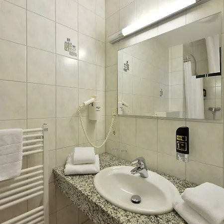 Domstern فندق كولونيا